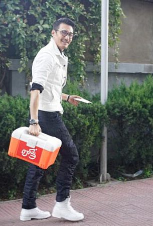 胡兵化身叮当小哥 现身空巢老人家中暖人心