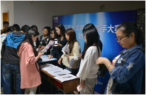 “闪亮大学声”半决赛引爆校园 校花校草大展歌喉