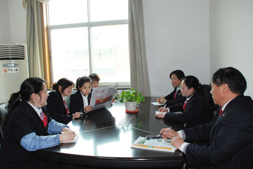 仁和集团员工关注全国两会