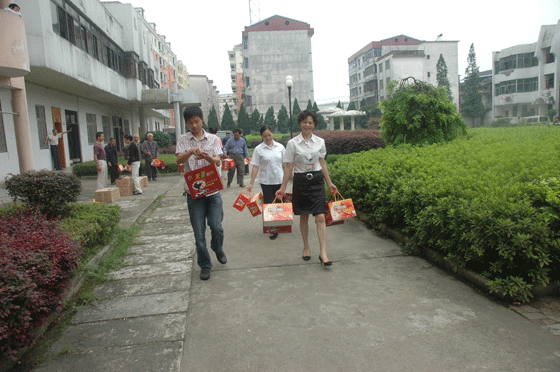 仁和集团走访慰问福利院