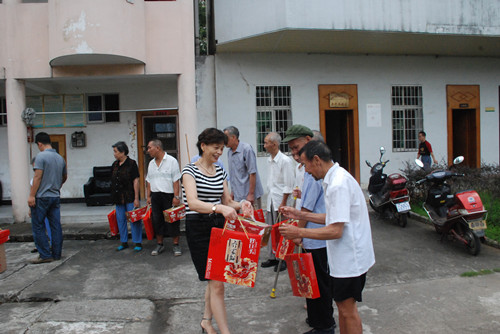 仁和集团中秋走访慰问市福利院