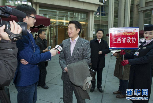 杨文龙董事长出席全国政协十二届二次会议