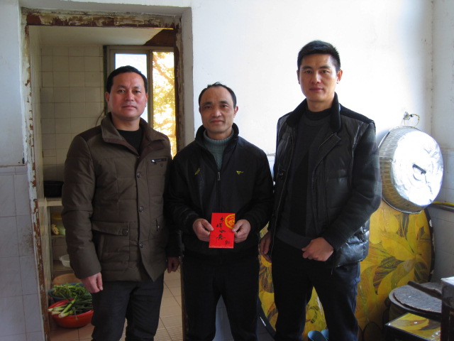 药用塑胶公司为最需要的人送去温暖