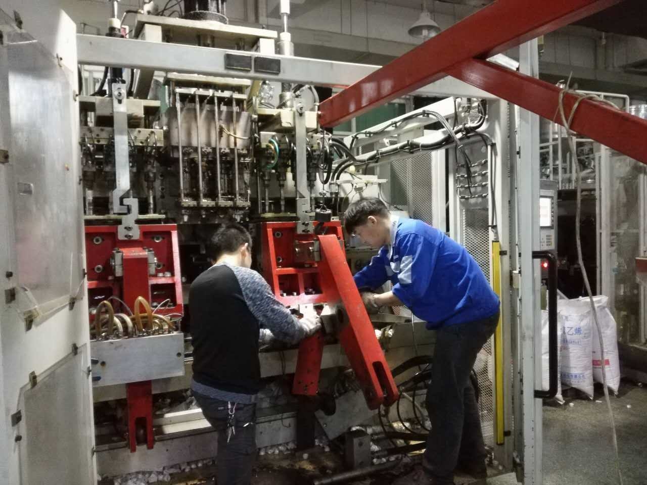 药用塑胶公司抢修设备保生产 誓夺首季开门红