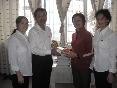 集团退休员工为职工书屋捐赠书籍