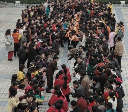 公司女员工参加集团组织的三八节庆祝活动