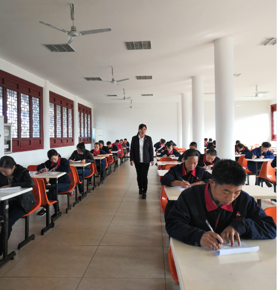 药用塑胶公司组织员工技能等级考试